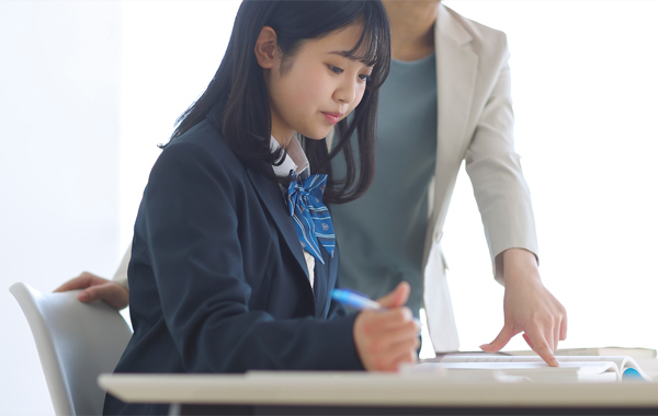 親しみやすいビジュアルな紙面で生徒の好奇心をくすぐる